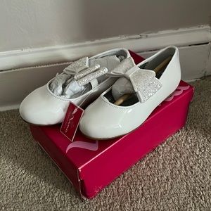 Toddler girls white dress shoes. Perfect for any special occasion.